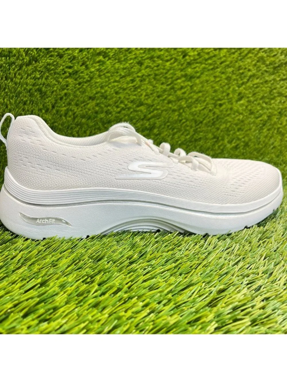 Skechers Go Walk Arch Fit 2.0 Varana Womens Size 8D White Running Shoes Sneakers